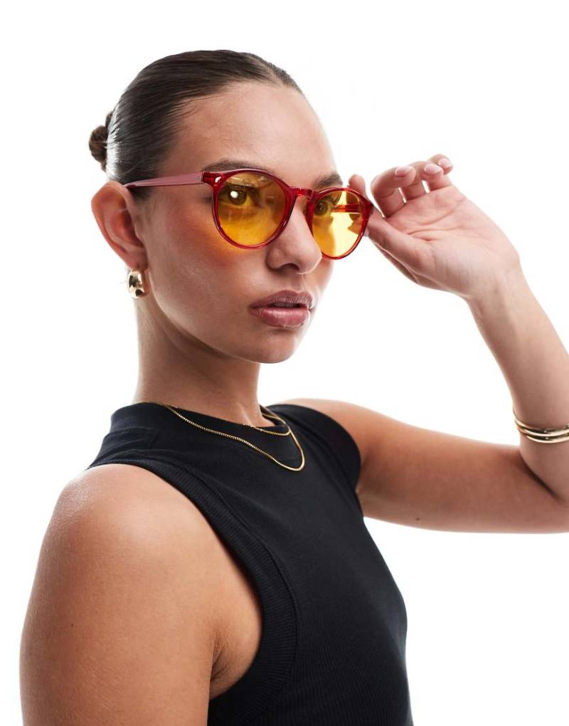 AJ Morgan - Grad School - Runde Sonnenbrille in Burgunderrot mit gelben Gläsern von AJ Morgan