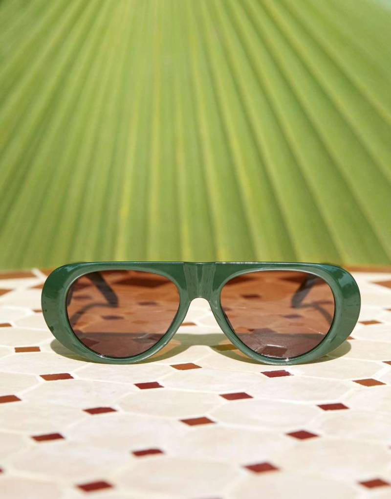 AJ Morgan - Pilotensonnenbrille in Grün mit braunen Gläsern und flacher Oberseite von AJ Morgan