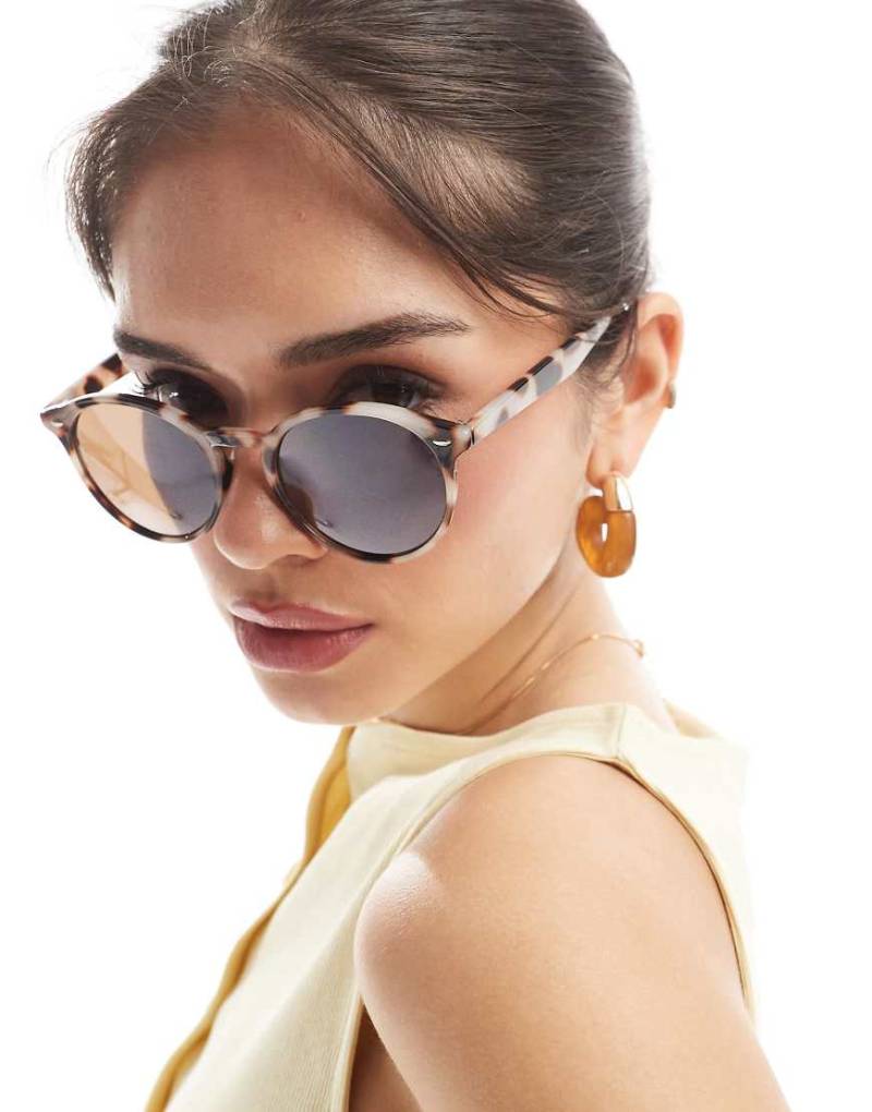 AJ Morgan - Point Dexter - Klassische runde Sonnenbrille in heller Schildpatt-Optik-Braun von AJ Morgan