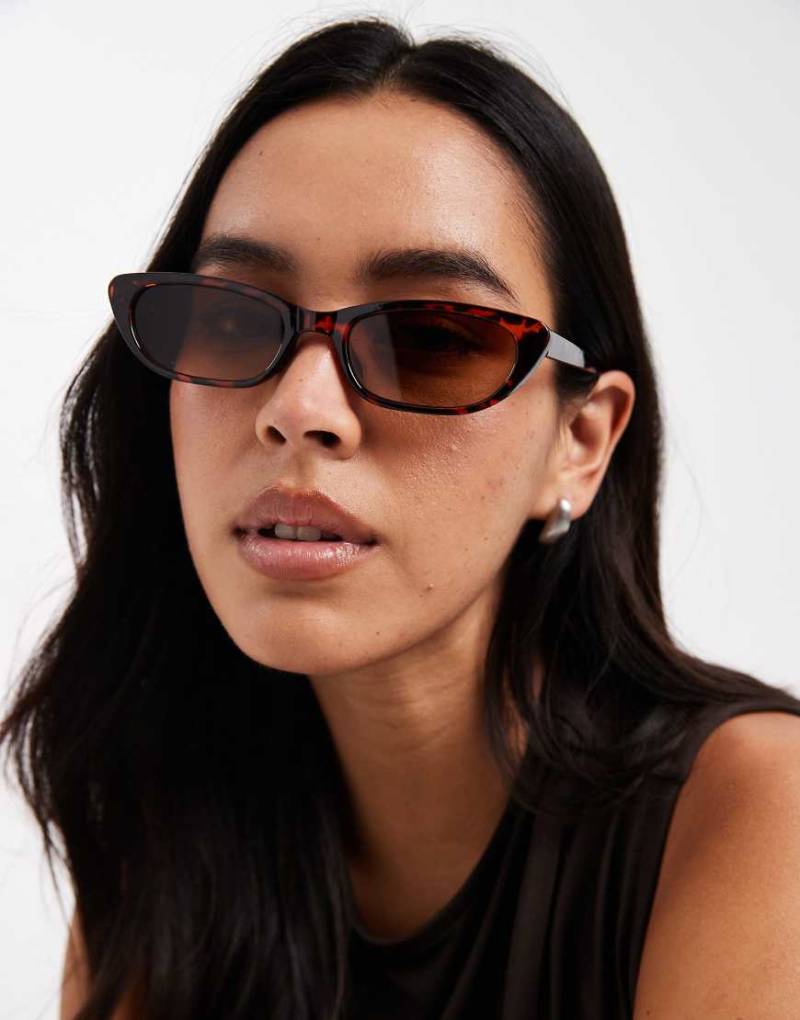 AJ Morgan - Schmale Cat-Eye-Sonnenbrille in Schildpatt-Optik-Brown von AJ Morgan