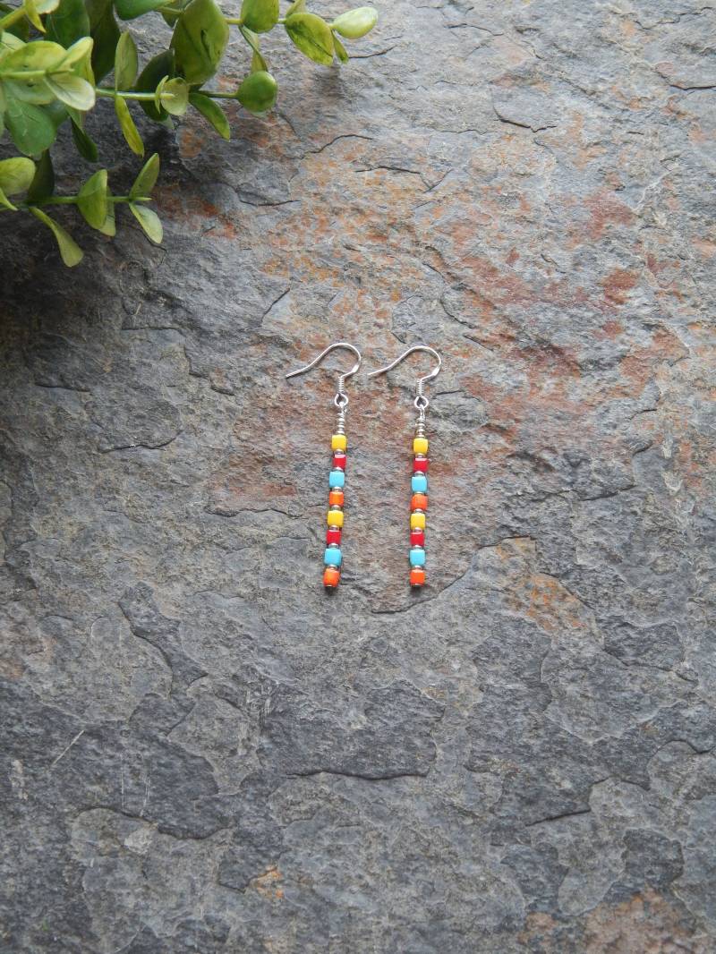 Bunte Glaswürfel Ohrringe - Moderne Schlanke Ohrhänger Rot Orange Gelb Bunte Kleine 5 cm von AJBcreations