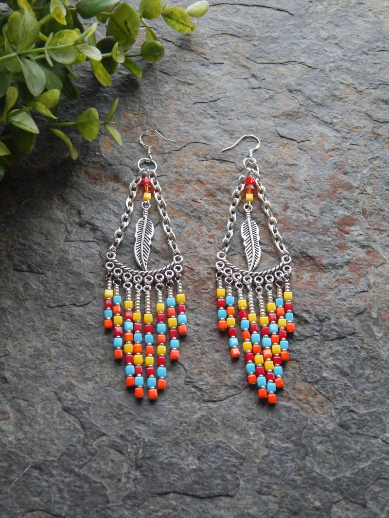 Bunte Perlen Feder Ohrringe - Mehrfarbige Boho Stil Fransen Lange Baumeln Chandelier in Primärfarben von AJBcreations