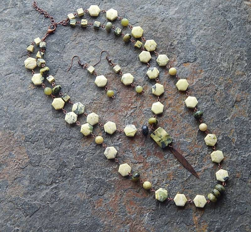 Gelber Türkis Doppelstrang Statement Halskette - Und Ohrringe Schmuckset Chartreuse Perlen Stein Boho Style von AJBcreations