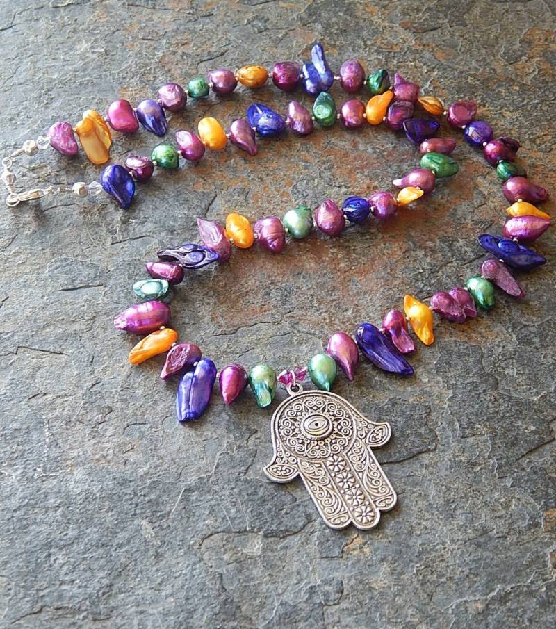 Hamsa Statement Kette - Bunte Süßwasser Perlen Fuchsia, Lila, Grün, Gelb Karneval Stil Boho Good Karma von AJBcreations