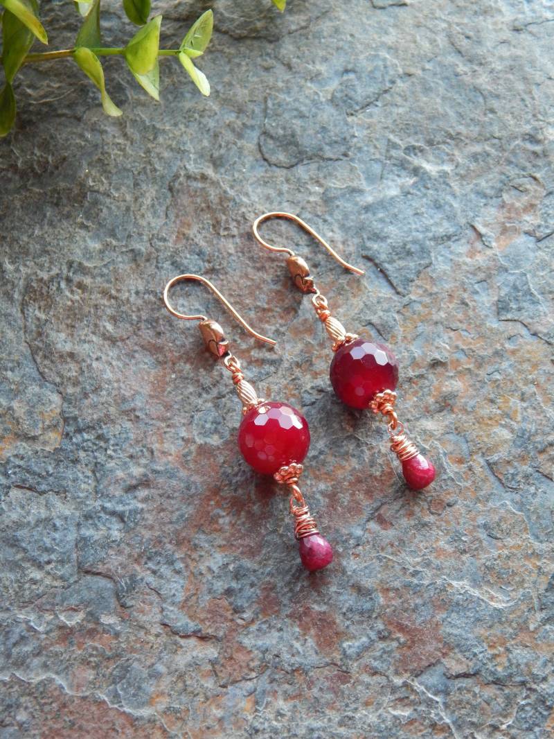 Himbeerquarz Ohrringe - Facettierte Rosa Edelstein Und Massive Kupfer Lange Ohrhänger Modern Fuchsia Gems von AJBcreations