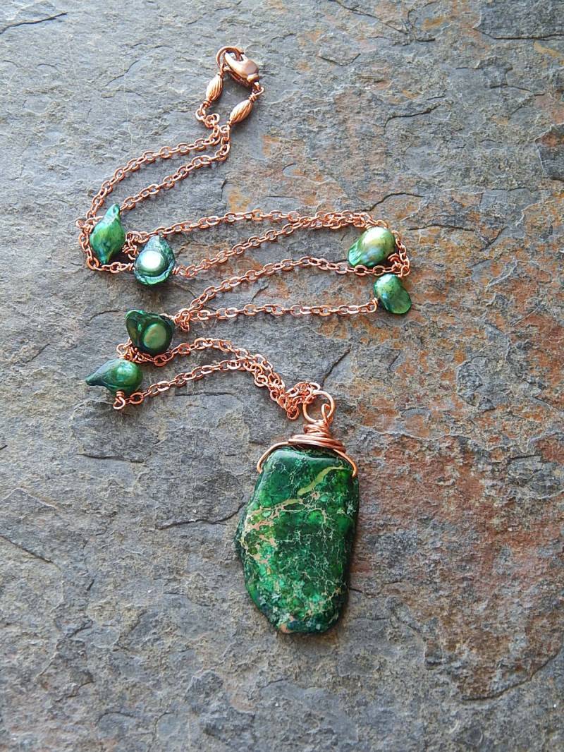 Imperial Jaspis Halskette - Kupfer Perlenkette Und Dunkelgrüne Steinplatte Rustikale Freiform Flacher Stein Süßwasserperlenkette von AJBcreations