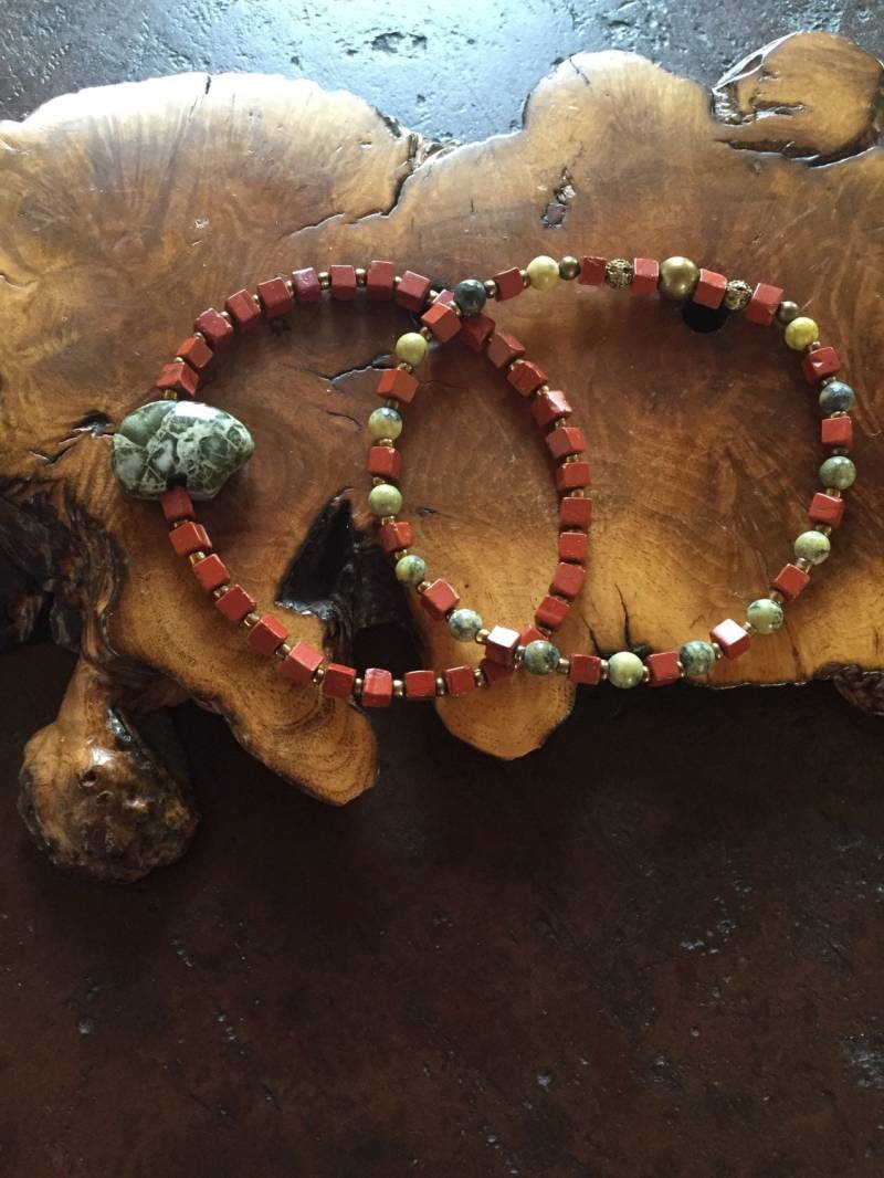 Jaspis Und Olivin Stapelarmband Set - Geschnitzter Grüner Stein Bär Armband Braun Grün Stretch Schmuckset Rustikales Boho von AJBcreations