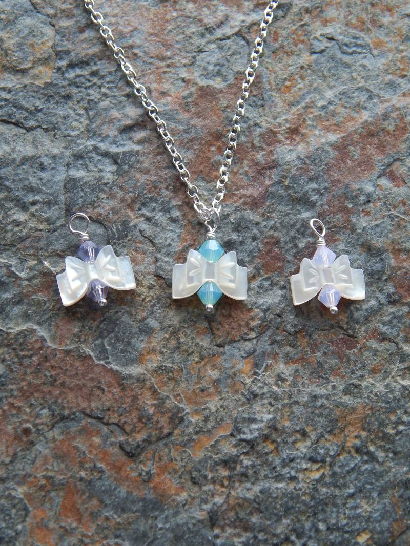 Kleine Schleife Halskette - Zierliche Perlmutt Und Kristall Mädchen Kleines Geschenk Pastell Opaleszierende Rosa Ostern von AJBcreations