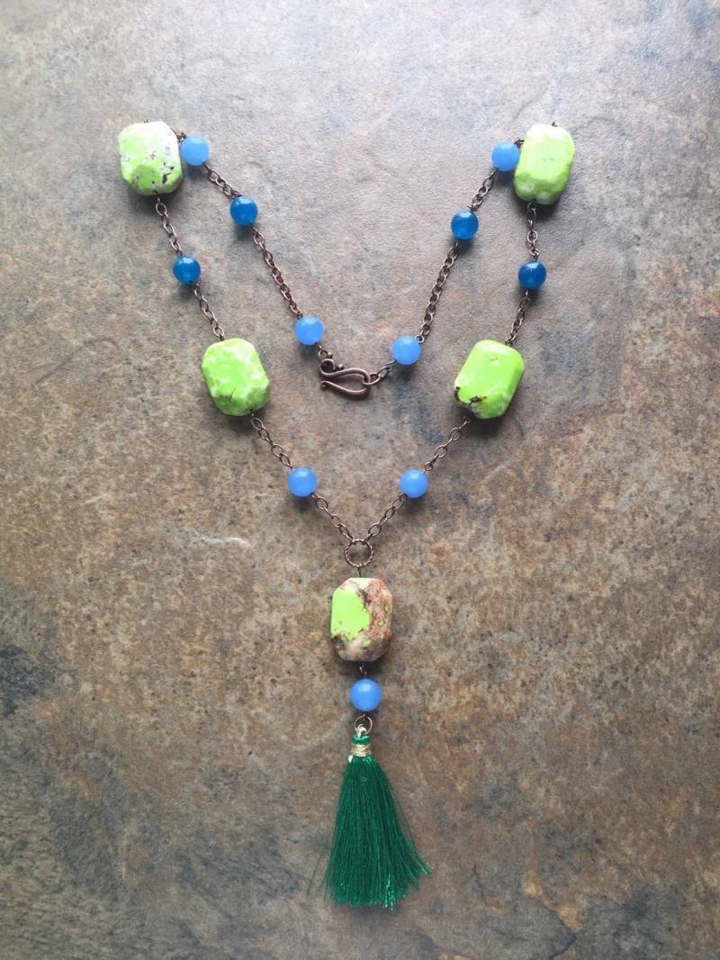 Lange Perlenkette Quaste Halskette - Smaragdgrüne Seide Kornblumenblauer Achat Und Lindgrüner Stein Boho Stil Statement von AJBcreations