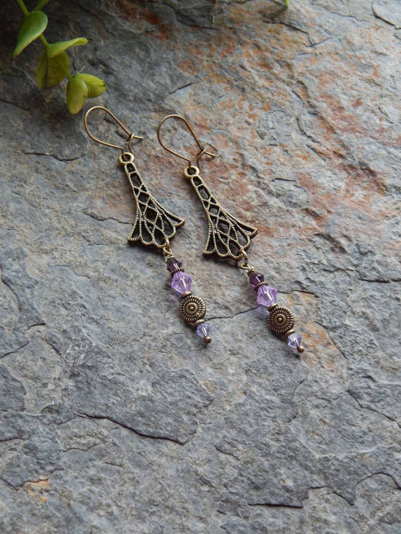Lila Ohrhänger - Art Deco Inspirierte Lange Ohrringe Aus Messing Ausgefallene Lavendel Und Lila Kristall 3 Inch von AJBcreations