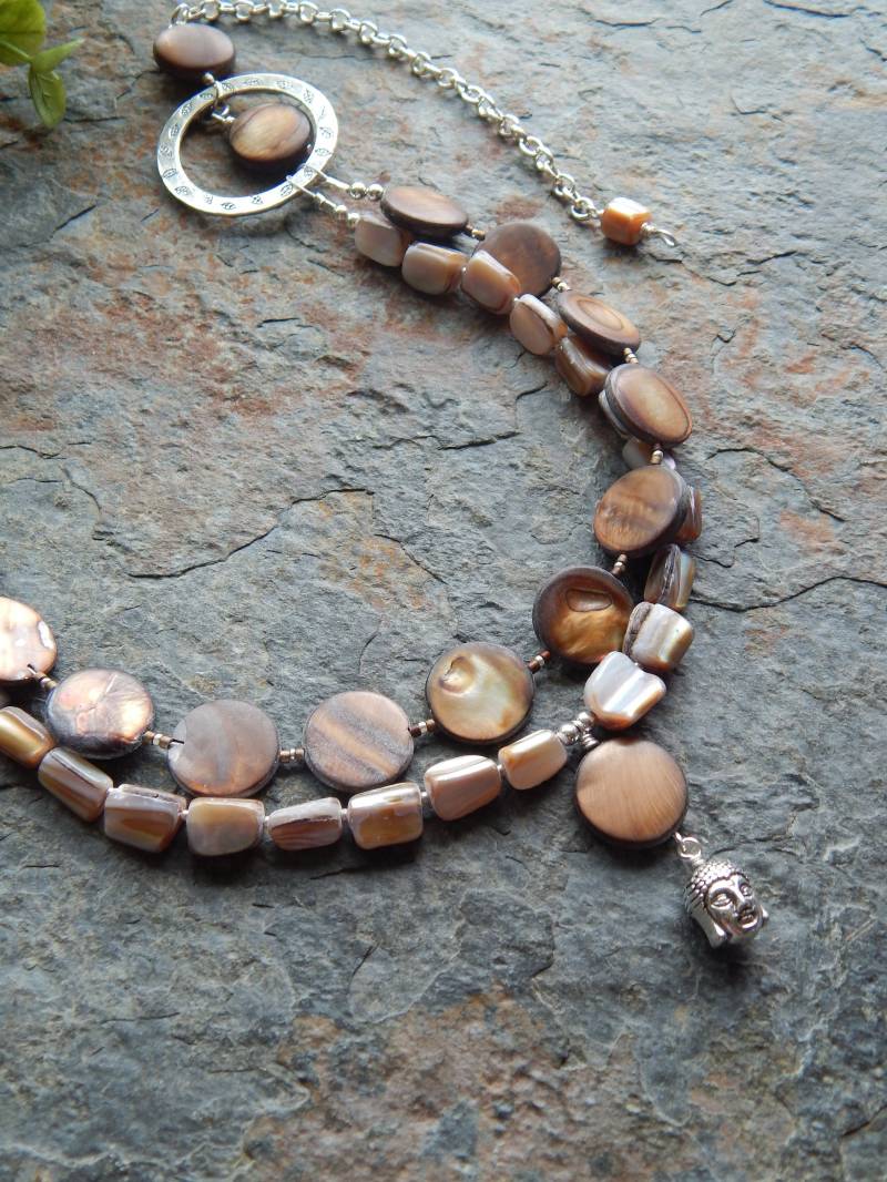 Lucky Buddha Statement Kette - Creme Und Braun Doppelstrang Perlmutt Layering Boho Schmuck Good Karma Buddhismus von AJBcreations