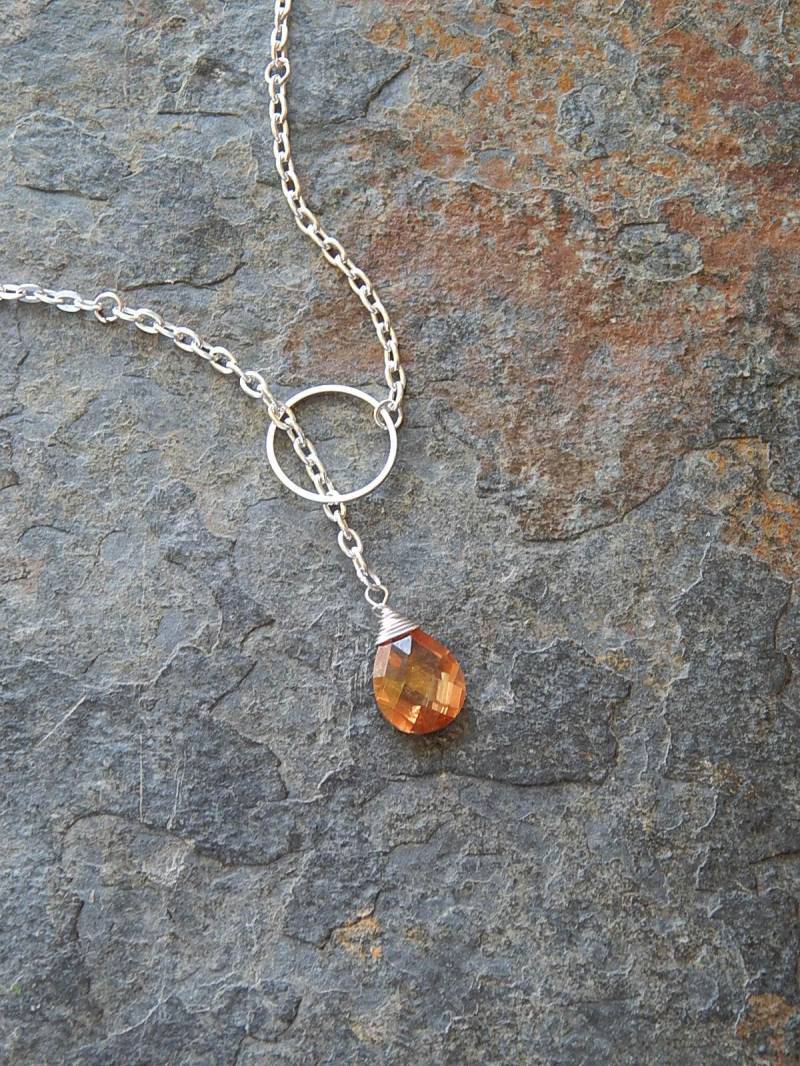 Pfirsich Kristall Lariat Halskette - Schlichte Zierliche Moderne Und Silber Tropfen Minimalistisch von AJBcreations