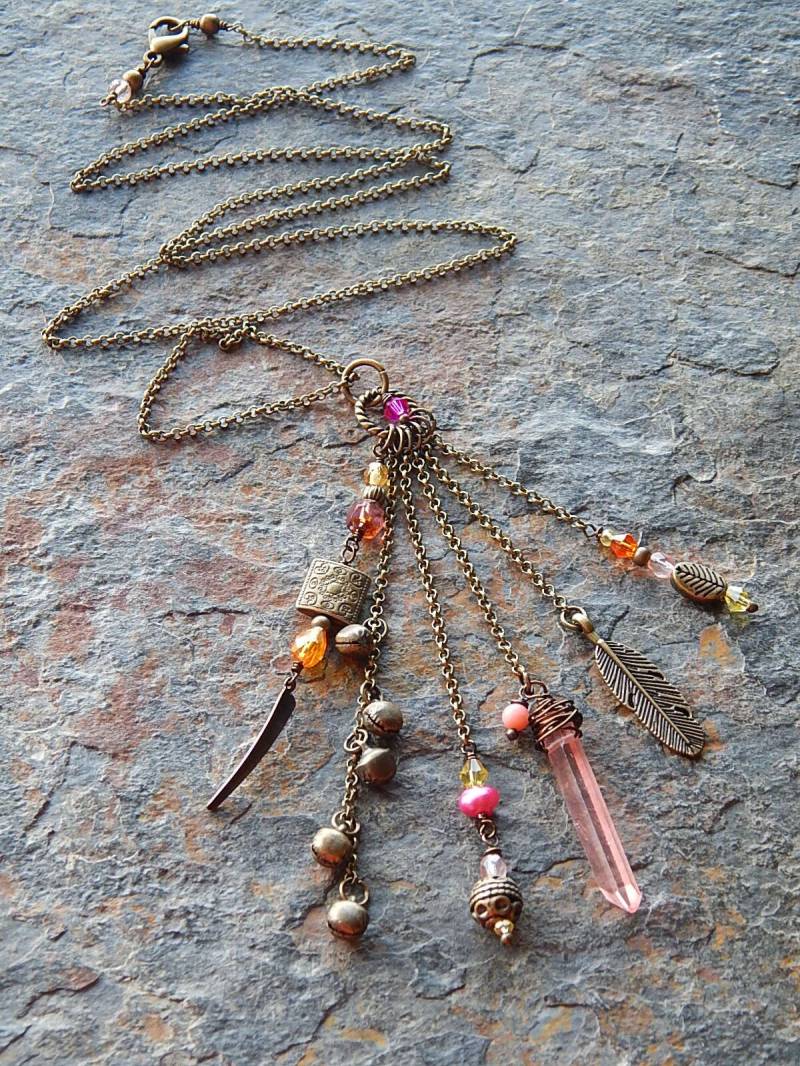 Pink Crystal Point Halskette - Lange Messing Feder Talisman Fetisch Perlen Und Kristall Boho Style Schmuck von AJBcreations