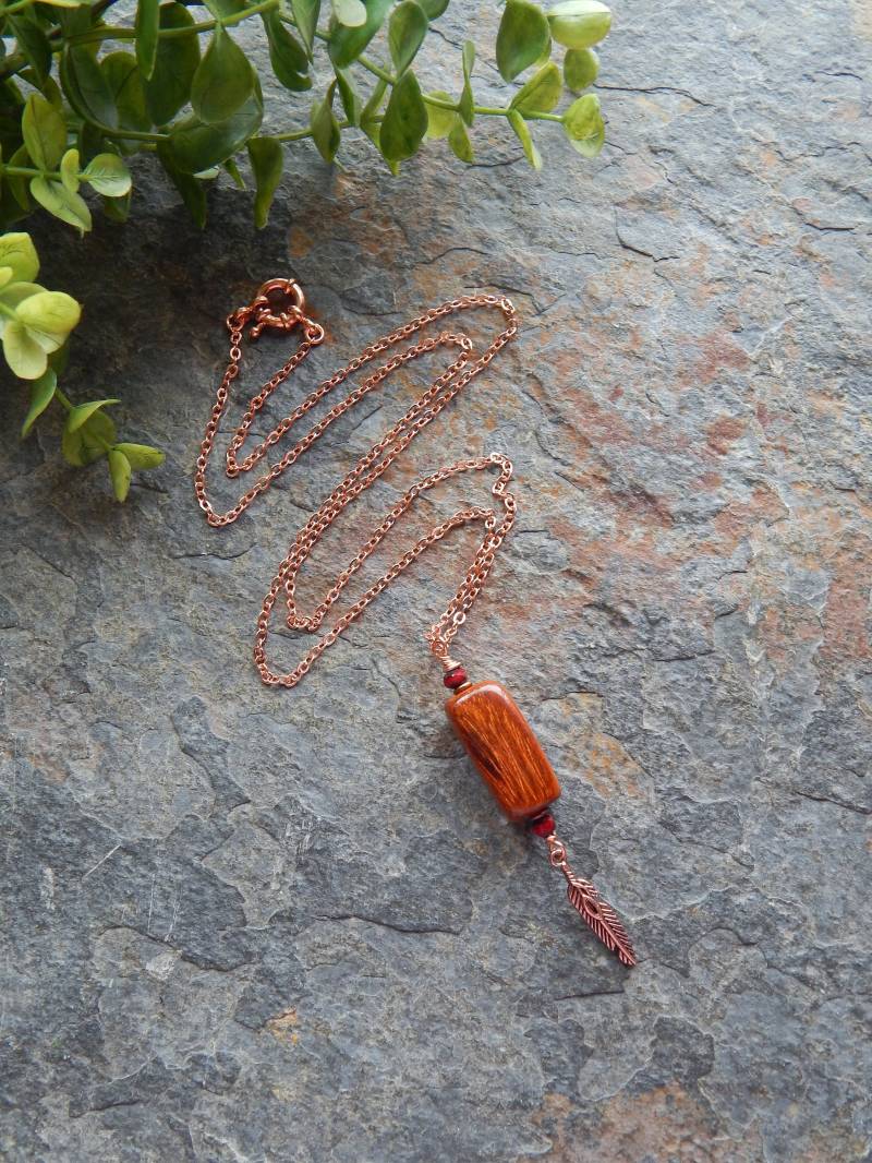 Poliertes Holz Anhänger Halskette - Lange Kupfer Kette Mit Feder Rustikaler Boho Schmuck Unisex von AJBcreations