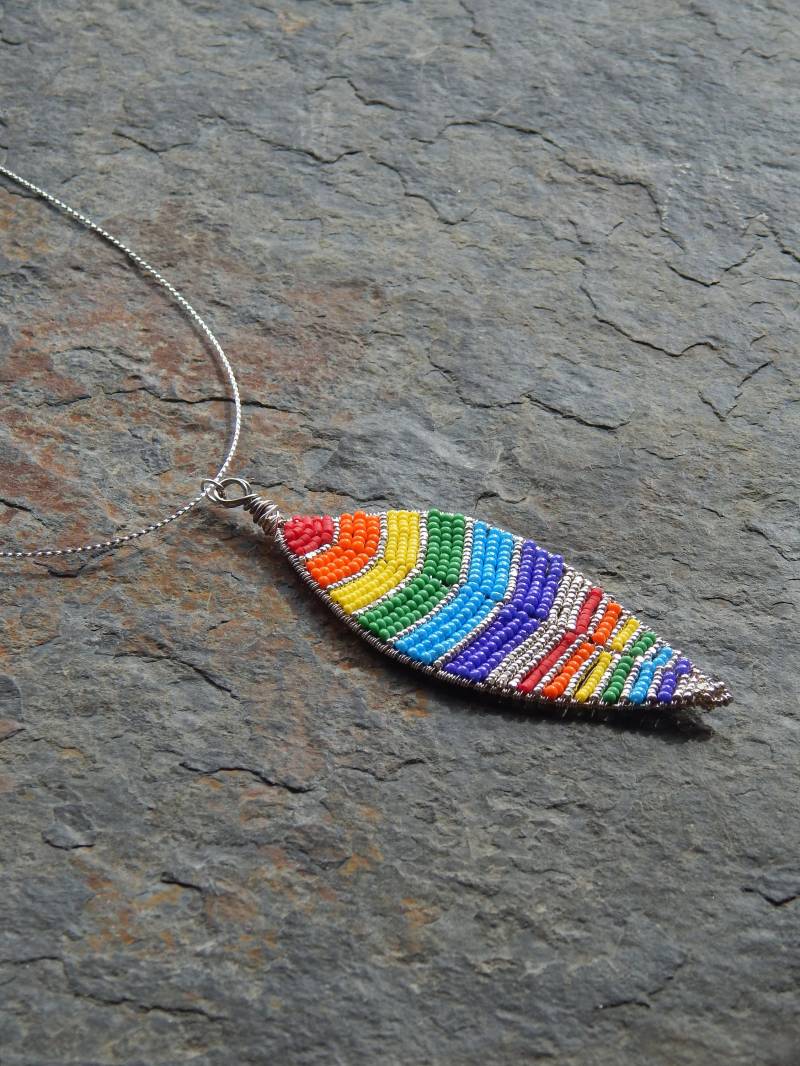 Regenbogen Blatt Kette - Boho Style Perlen Gewebter Silber Spektrum Anhänger Wald Inspirierte Hippie von AJBcreations