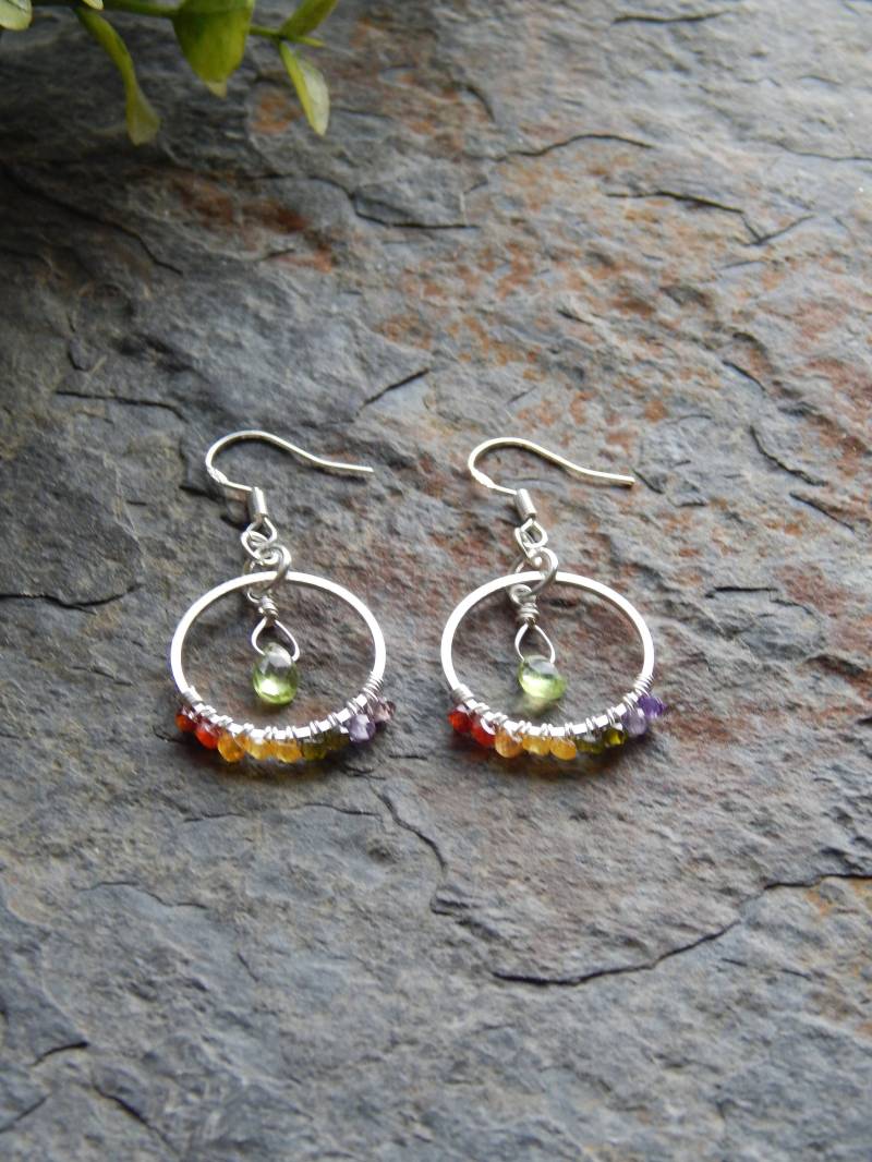 Regenbogen Edelstein Creolen - Bunte Kleine Boho Chandelier Ohrringe Zierliche Facettierte Peridot Und Sterling Silber Spektrum von AJBcreations