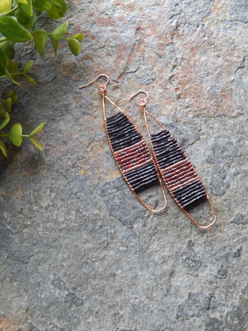 Schwarze Und Rote Camouflage Ohrringe - Militär Inspirierte Leichte Perlengewebte Boho Statement Moderne von AJBcreations