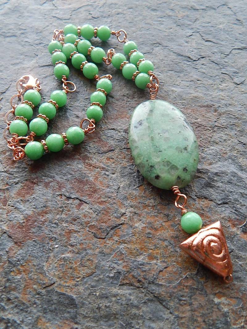 Seafoam Grüne Jade Und Kupfer Statement Kette - Grüner Stein Anhänger Rustikaler Boho Schmuck Style von AJBcreations