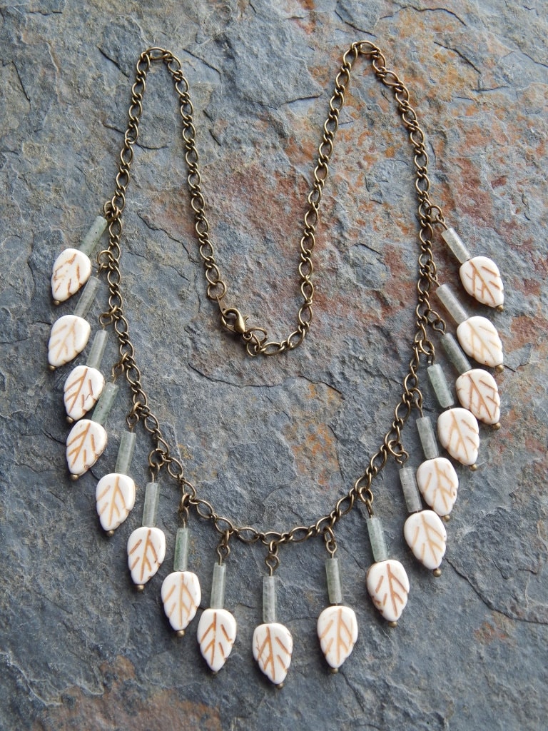 Waldland Inspirierte Grüne Fransen Halskette - Boho Style Steinblatt Creme Und Hellgrüne Waldfee Kostüm von AJBcreations