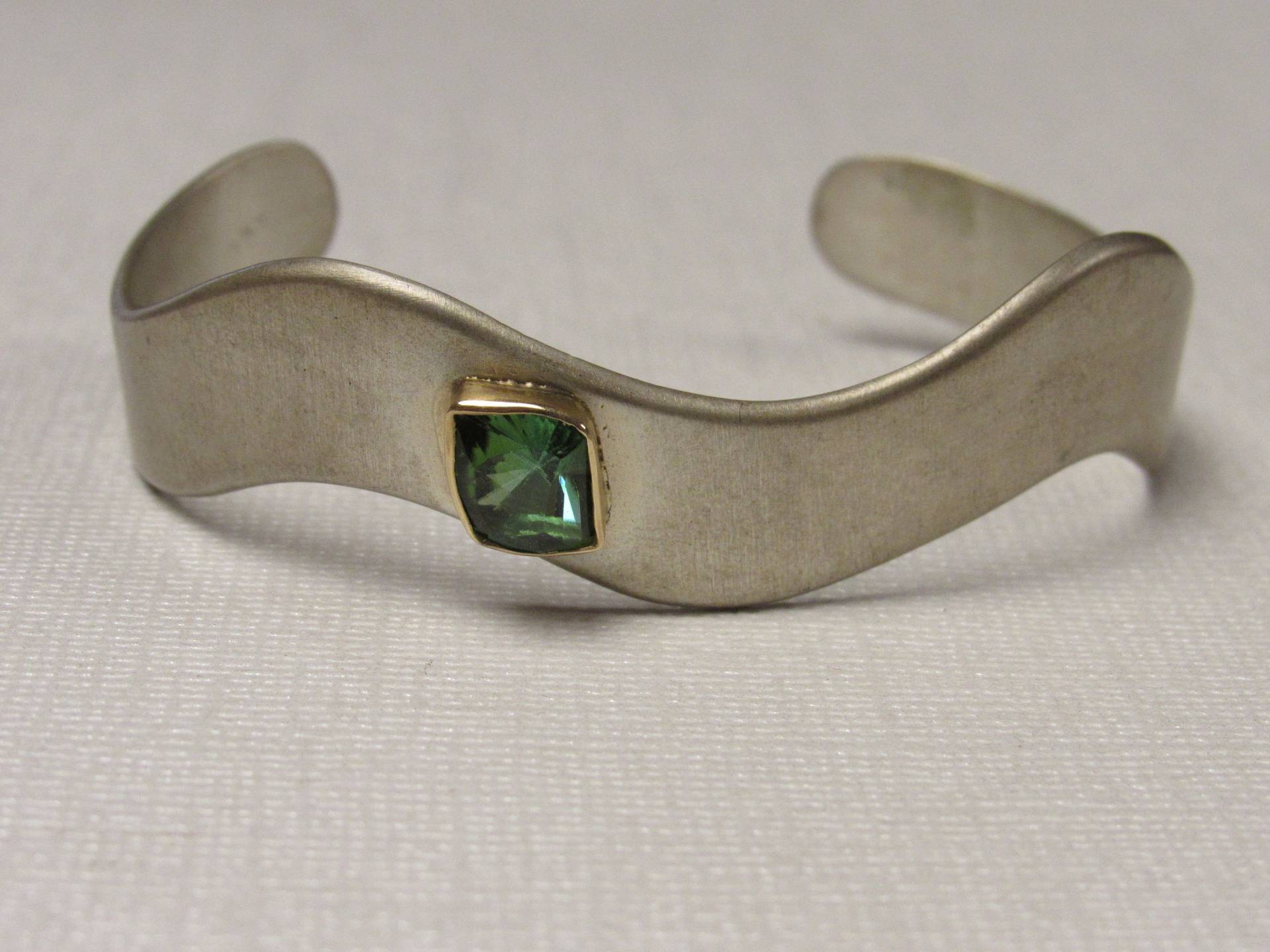 Vintage Handgemachte Turmalin Sterling Splitter Armreif Mit Gelbgold Lünette Vintage Handgemachte Turmalin Sterling Splitter Armreif Mit Gelbgold Lünette von AJFJewels