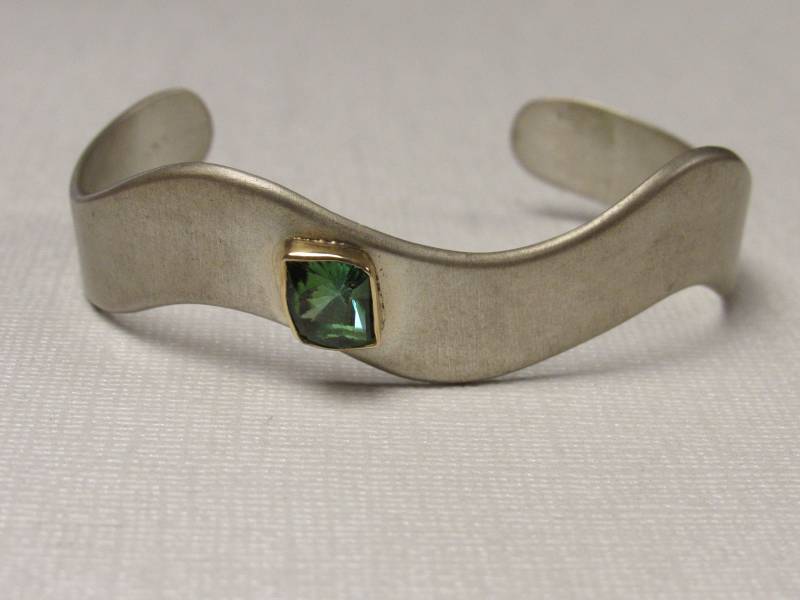 Vintage Handgemachte Turmalin Sterling Splitter Armreif Mit Gelbgold Lünette Vintage Handgemachte Turmalin Sterling Splitter Armreif Mit Gelbgold Lünette von AJFJewels