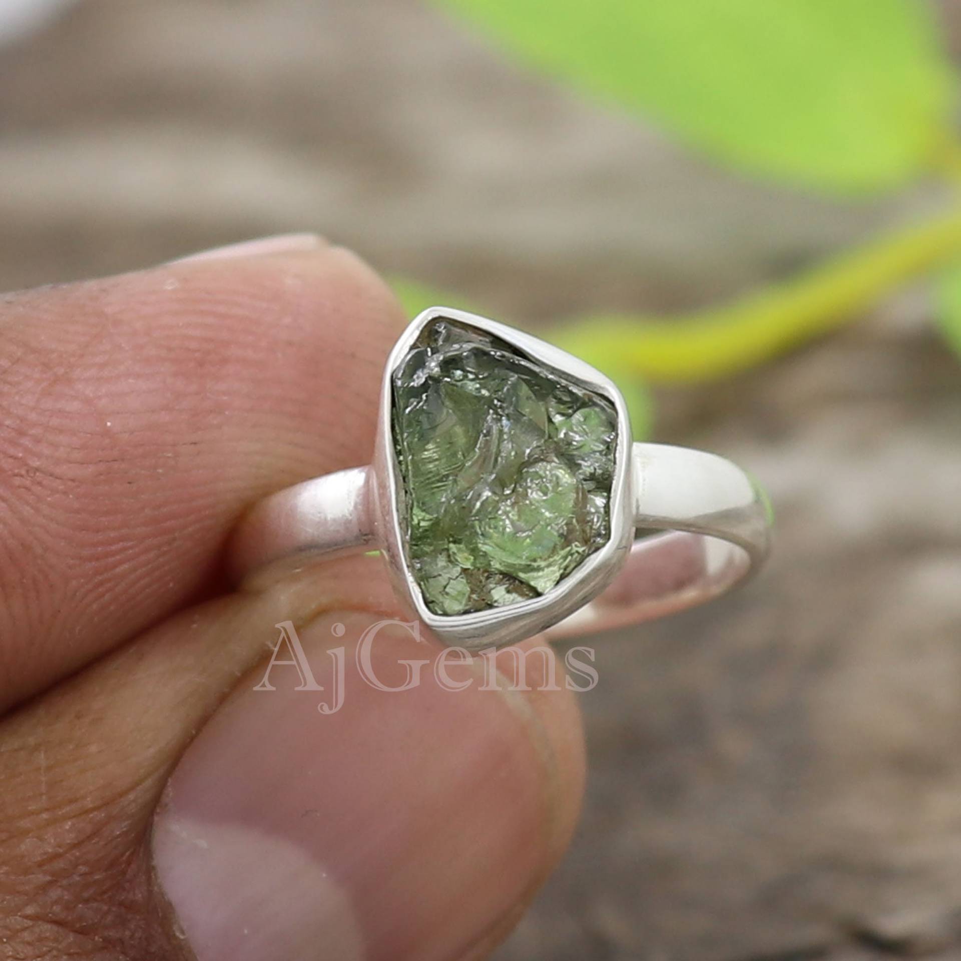 Roher Peridot Ring, Rough 925 Silber Heilstein Frauen Statement Ring von AJGEMJEWELS