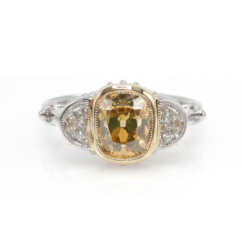 Gia Zertifizierte 2.14Ct Fancy Yellow Old Mine Cut Diamant in Platin Und Gelbgold Art Deco Stil Montage Mit Halbmonden von AJMartinJewelry