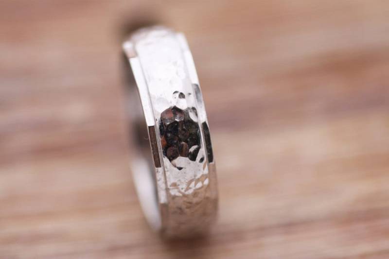 Gehämmerter Ehering Aus Gold Personalisierter 14K Goldring von AJewelryConcept