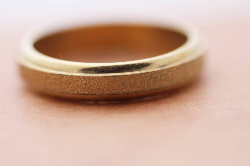 Gehämmerter Gold Ehering Matt & Glänzend Strukturierter Ring von AJewelryConcept