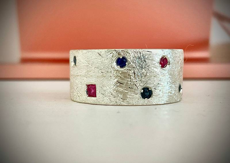 Handgemachter Breiter Bandring Aus Sterlingsilber Mit Rubinen Und Saphiren von AJewelryConcept