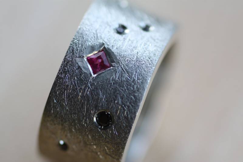 Handgemachter Multi-Stein-Ring Aus Sterlingsilber Schwarzer Diamant Und Rubin von AJewelryConcept