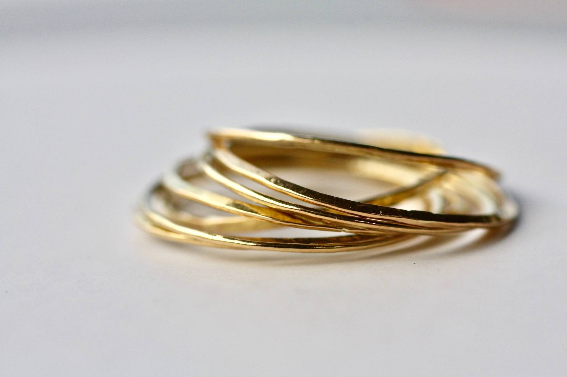 Ineinander Verschlungener Massivgoldring, Handgefertigte Stapelbare Band von AJewelryConcept