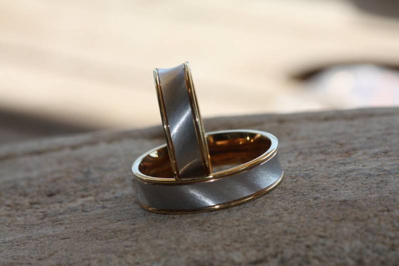 Personalisierter Zweifarbiger Ehering Aus 14K Gold von AJewelryConcept