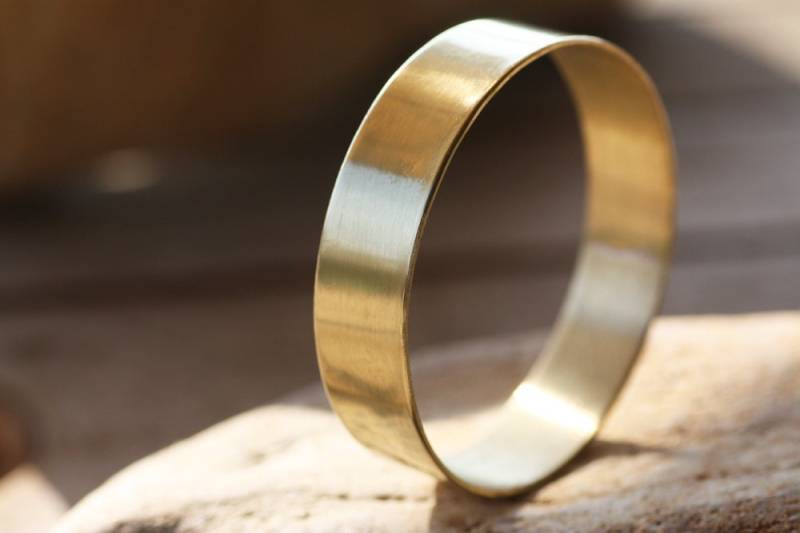 Breiter Armreif Aus Messing Mit Gravur von AJewelryProject