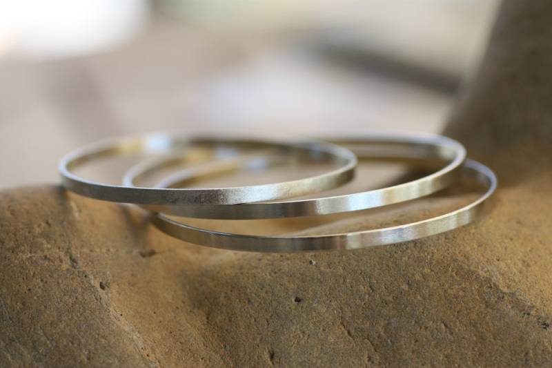 Gehämmertes Sterling Silber Armreifen Set Dünne Stapelarmbänder Gehämmertes Sterling Silber Armreifen Set Dünne Stapelarmbänder von AJewelryProject
