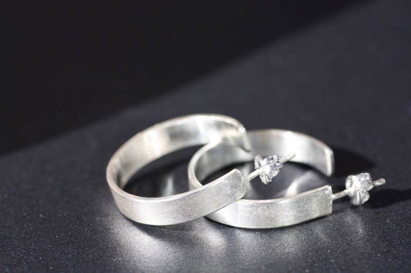 Handgemachte Sterling Silber 950 Hoop Ohrringe Im Kleinen Huggie Stil Handgemachte Sterling Silber 950 Hoop Ohrringe Im Kleinen Huggie Stil von AJewelryProject