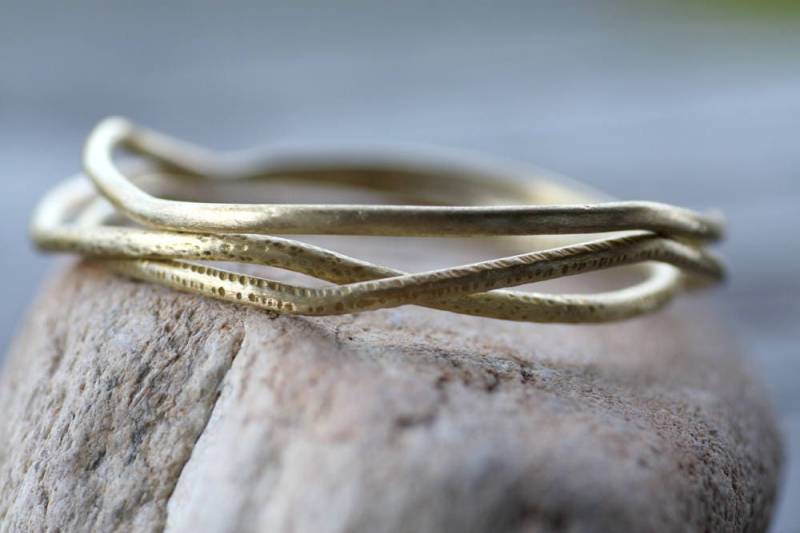 Strukturierte Messing Armreifen Set Mit 3 Kurvigen Stapel Armbändern Strukturierte Messing Armreifen Set Mit 3 Kurvigen Stapel Armbändern von AJewelryProject