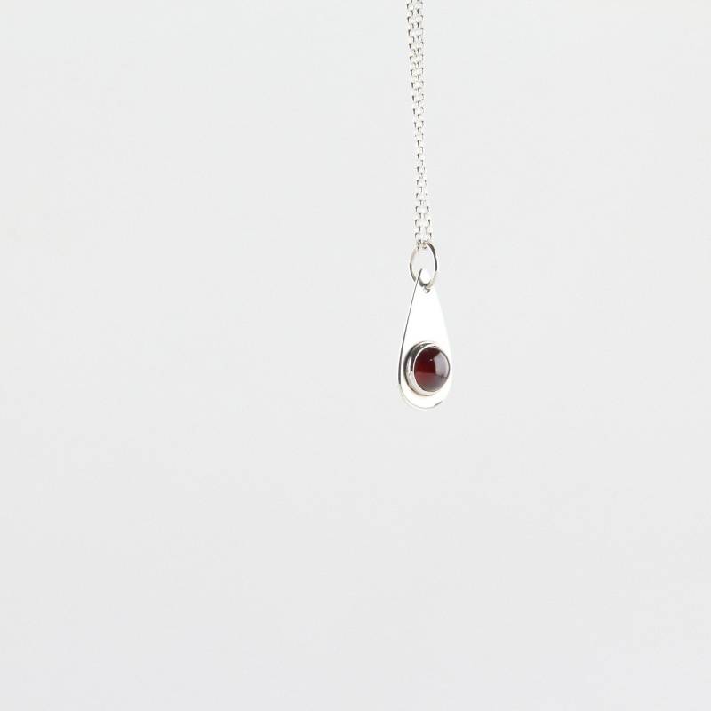 sterling Silber Teardrop Anhänger Mit Granat sterling Silber Teardrop Anhänger Mit Granat von AJoyForevever