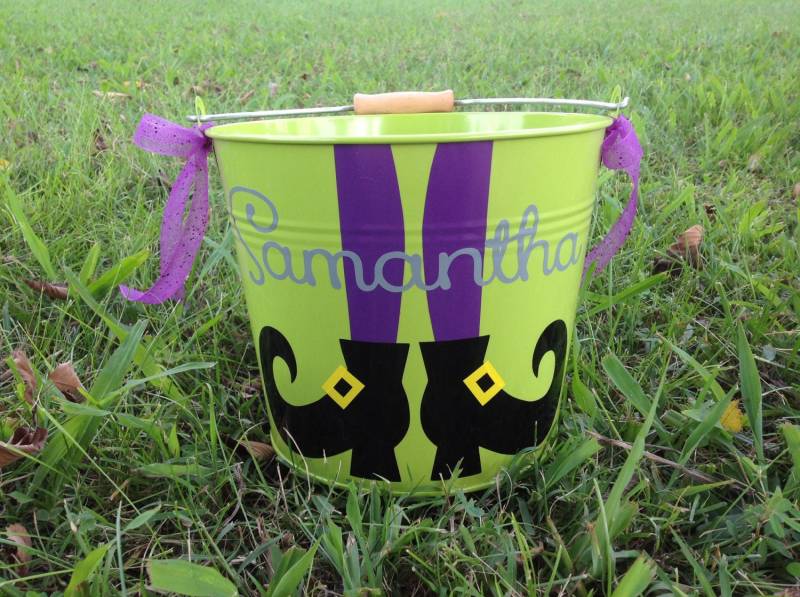 Halloween-Eimer, Personalisiert, Mit Hexe Lillis Füße, Name Des Kindes von AJsSouthernDesigns