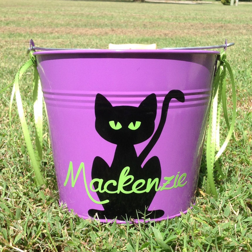 Halloween-Eimer, Personalisiert, Mit Schwarze Katze, Name Des Kindes Halloween-Eimer, Personalisiert, Mit Schwarze Katze, Name Des Kindes von AJsSouthernDesigns