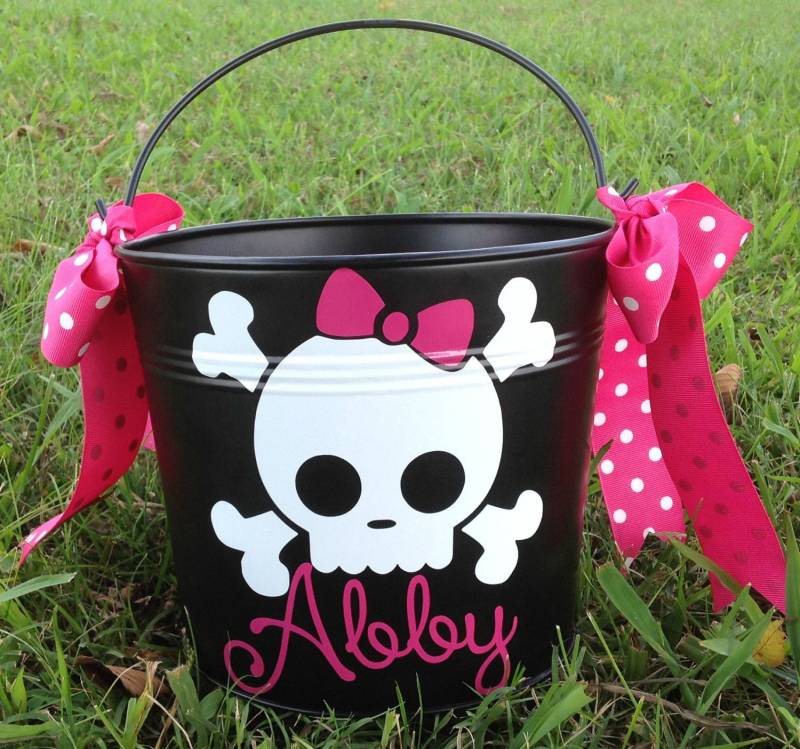 Halloween-Eimer, Personalisiert Mit Namen Des Kindes, "Girlie" Skull Halloween-Eimer, Personalisiert Mit Namen Des Kindes, "Girlie" Skull von AJsSouthernDesigns
