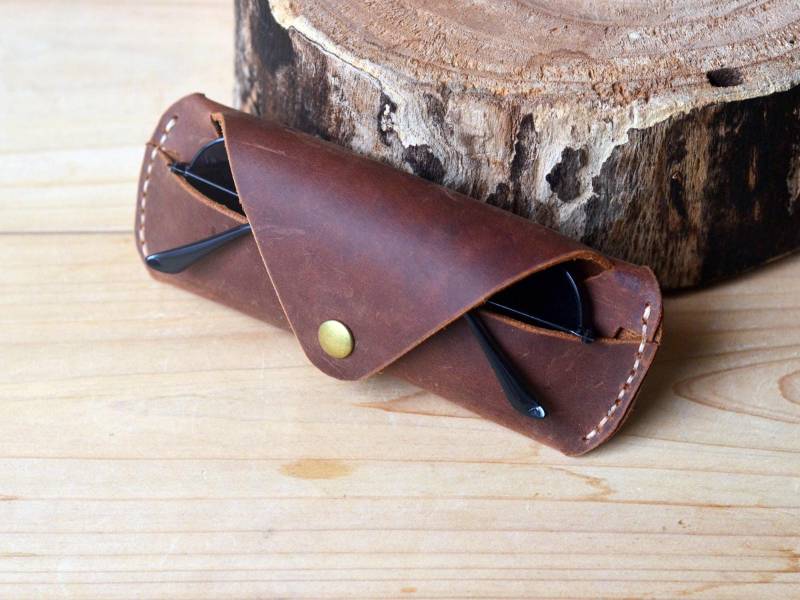 Hartleder Brillentasche, Crazy Horse Leder Handgefertigte Sonnenbrillenetuis, Brillenhülle, Personalisierte Brillenbeutel Tasche, Ledergeschenk Für von AJustCrafts