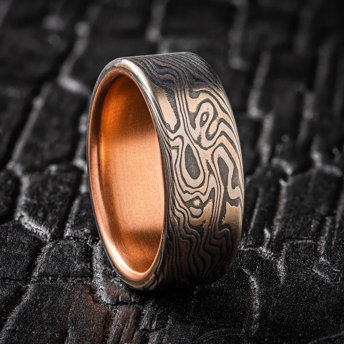 Dunkel Gerauchter Mokume Ring Mit Rotgold-Einlage von AKAMokume