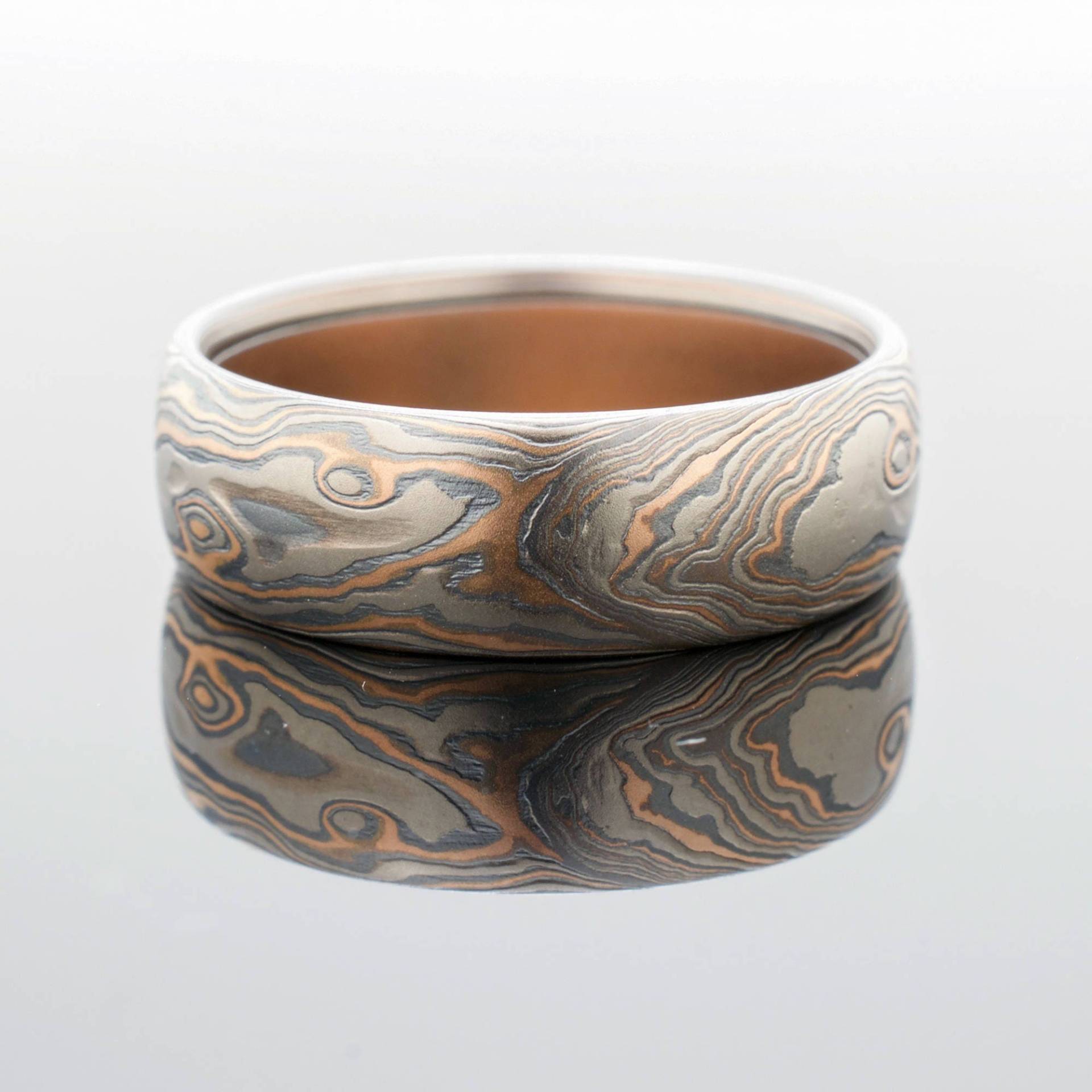 Ehering Mokume Gane Mit Holzmaserung Und in Oxidierter Glut Palette von AKAMokume