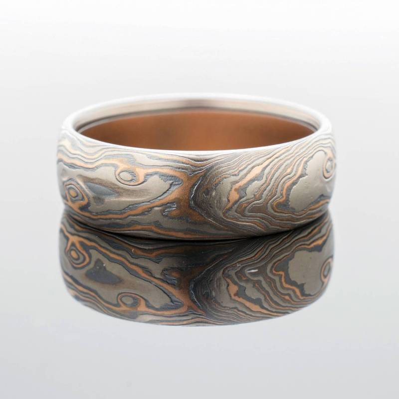 Ehering Mokume Gane Mit Holzmaserung Und in Oxidierter Glut Palette von AKAMokume