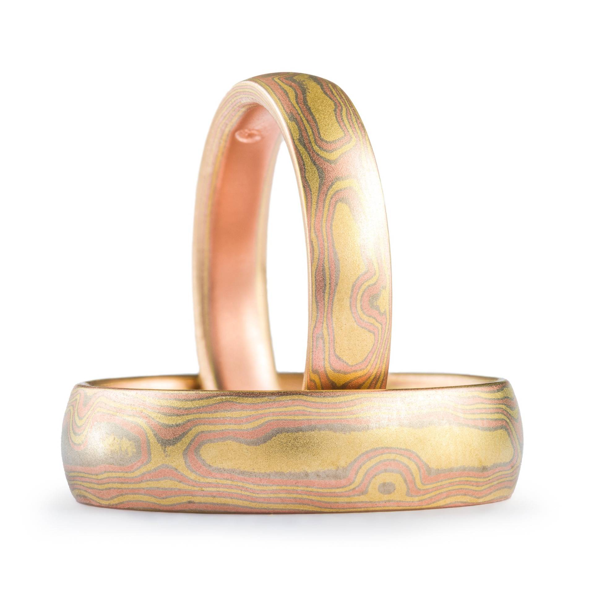 Elegante Ringe Mit Holzmaserung Muster in 18Kt Blaze Palette von AKAMokume