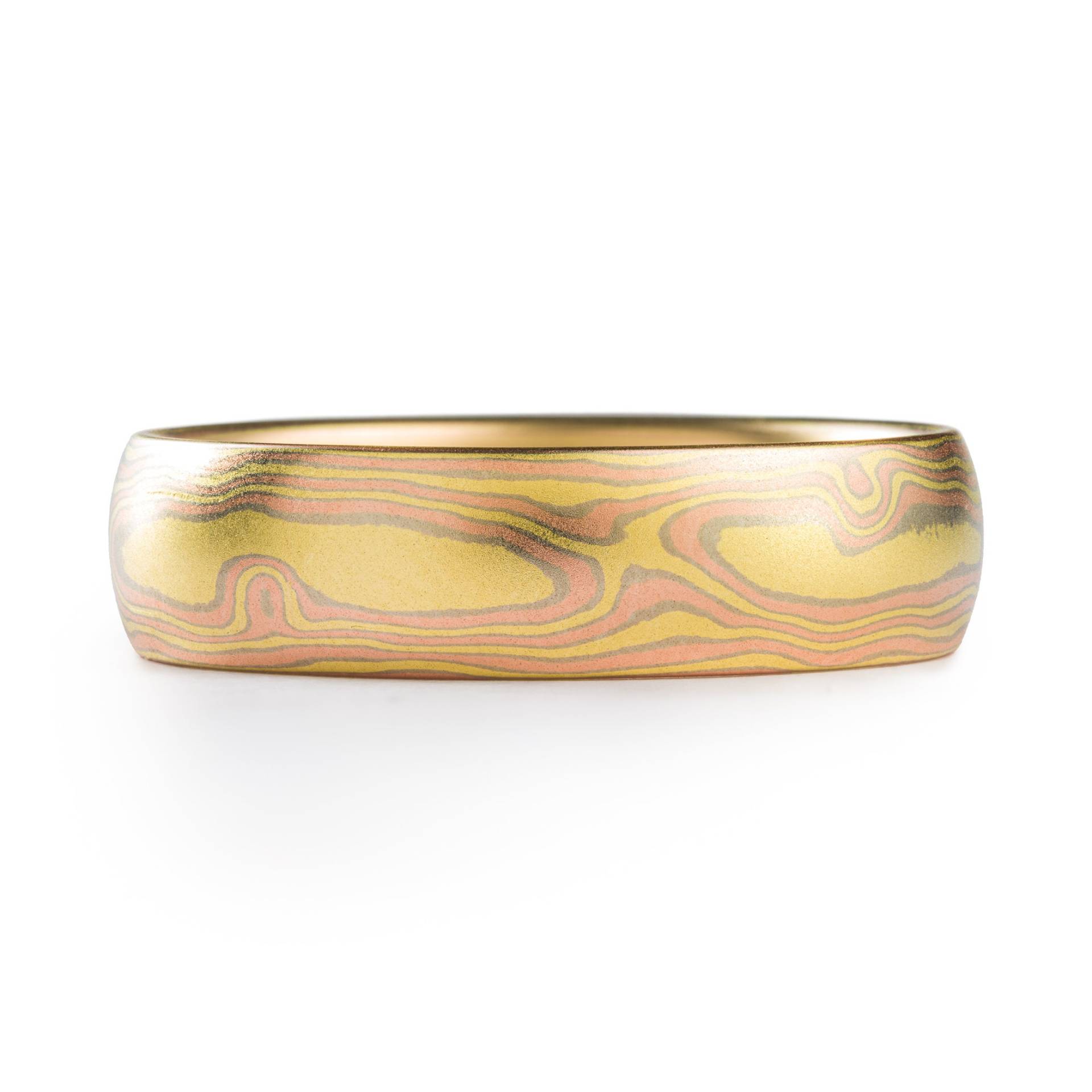 Eleganter Mokume Gane Ring Oder Ehering in 18K Blaze Gold Mit Holzmaserung Muster von AKAMokume