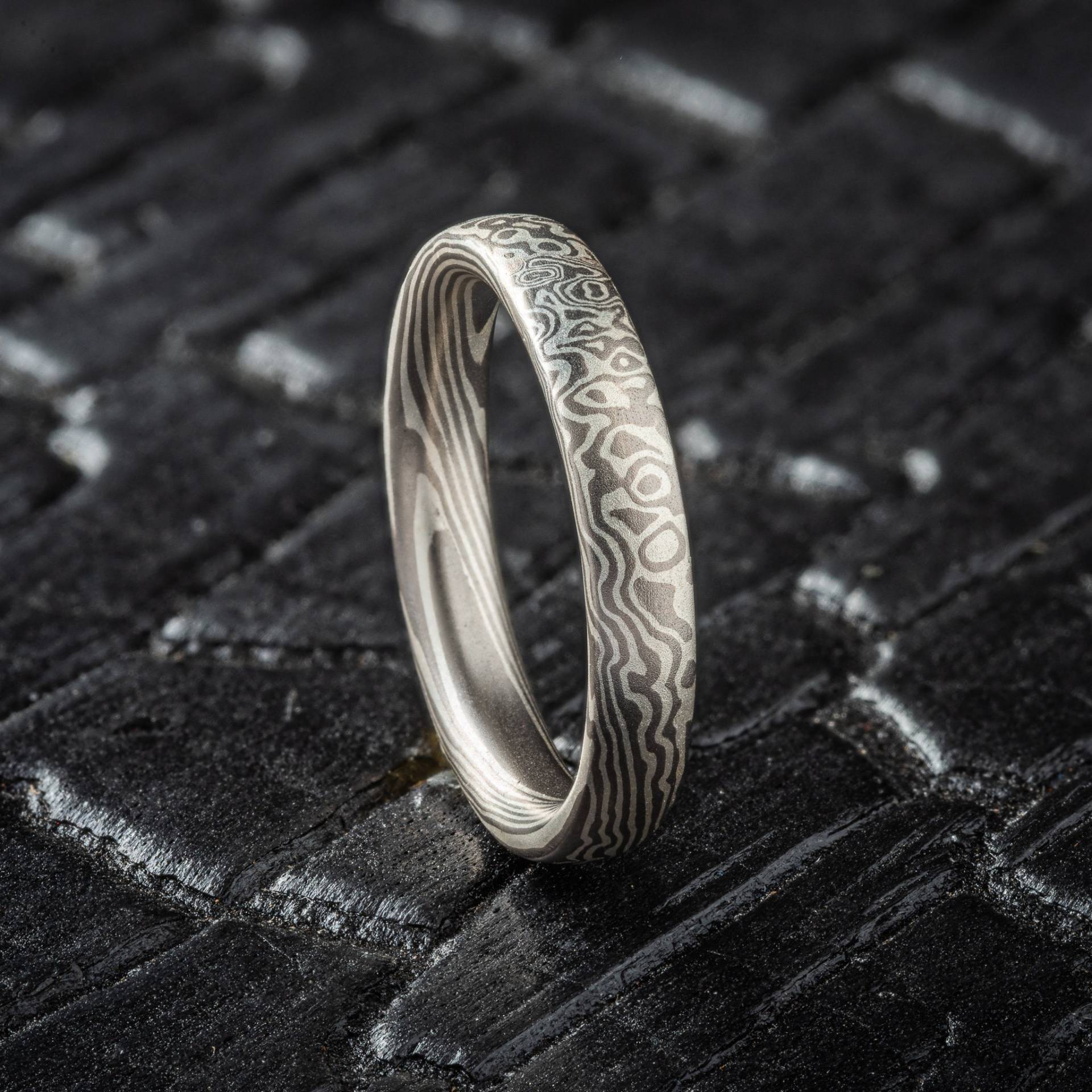 Eleganter Ring Mit Twist/Droplet-Muster in Esche von AKAMokume