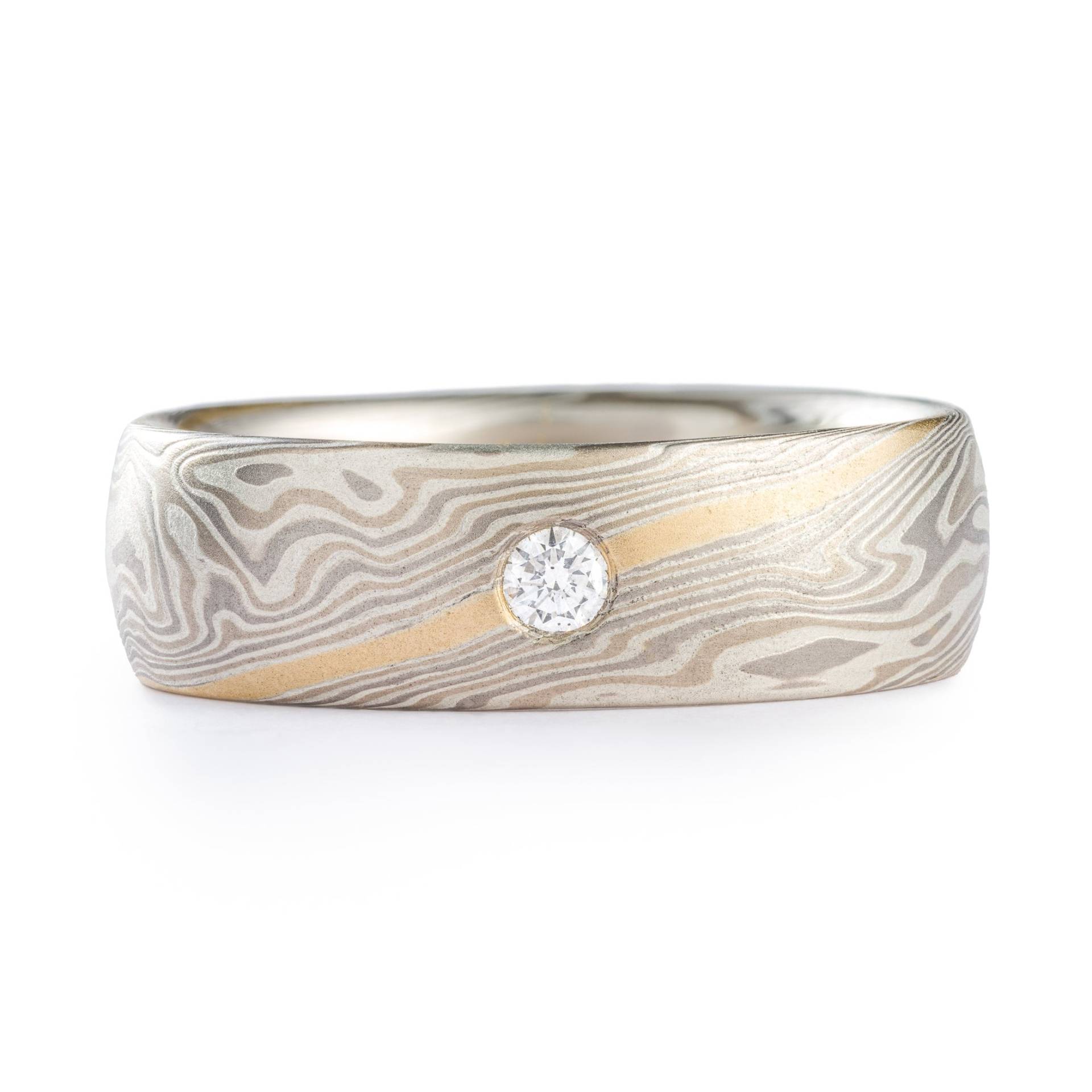 Eleganter Mokume Ehering in Rauchfarben Mit Twist Muster Und Diamant von AKAMokume