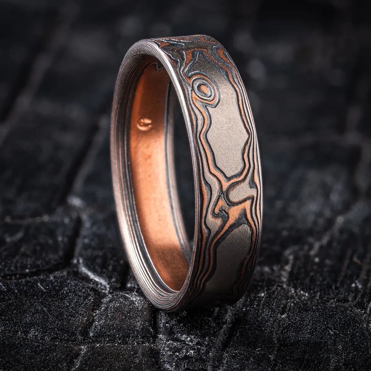 Flacher Profil Mokume Woodgrain Ring in Embers von AKAMokume